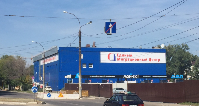 В Воронеже после остановки строек у миграционного центра столпились иностранцы 