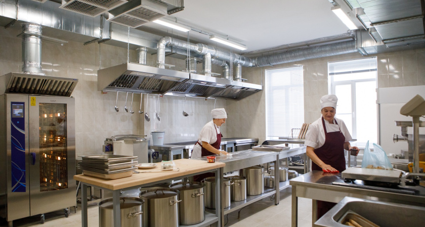 На горячее питание для воронежских школьников направят 522 млн рублей