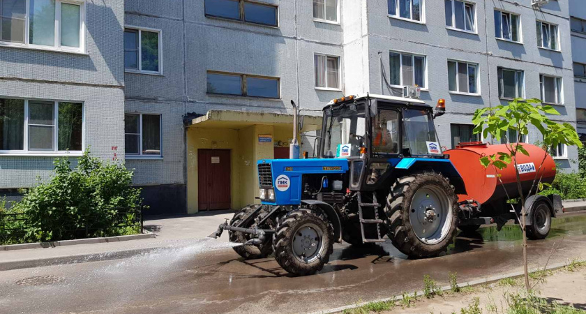 В разгар жары управляющие компании приносят свежесть в воронежские дворы