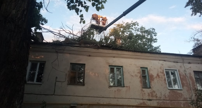 Представители воронежской УК ликвидировали последствия непогоды