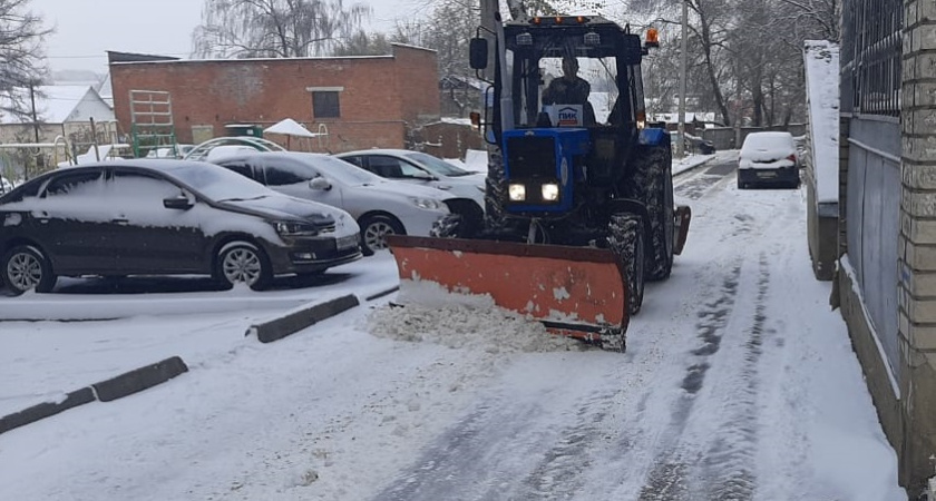 На борьбу с обильным снегопадом воронежские УК вывели технику во дворы