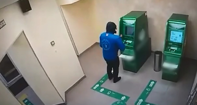Сотрудник банка под Воронежем пытался украсть деньги из своего банкомата