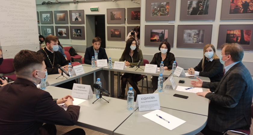 Лезть или нет в семью, где женщин калечат: в Воронеже подняли тему абьюза 