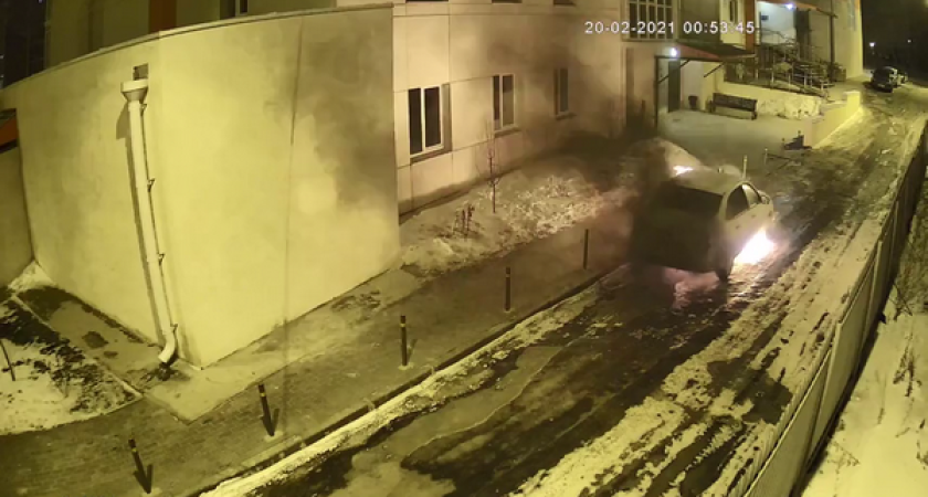 В Воронеже подожгли машину семьи доцента ВГУ