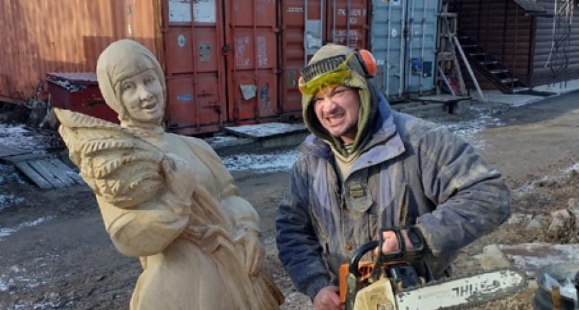 Деревянную копию затролленной хейтерами Аленки создали под Воронежем 