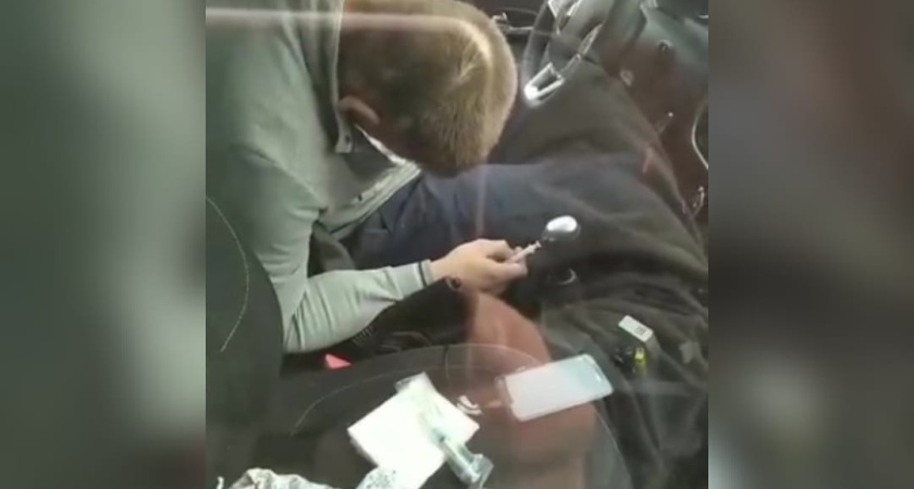 Спящего рядом с разбросанными в машине шприцами таксиста лишат прав в Воронеже