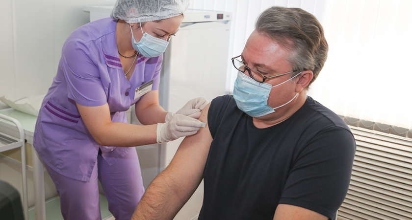 Мэр на личном примере призвал воронежцев привиться от коронавируса