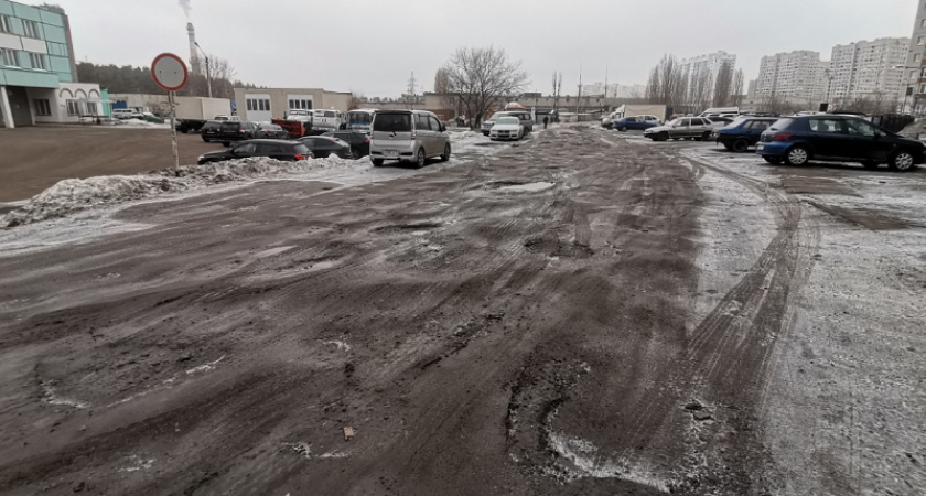 Автомобилисты стали заложниками грязи и ям «убитой дороги» в Воронеже