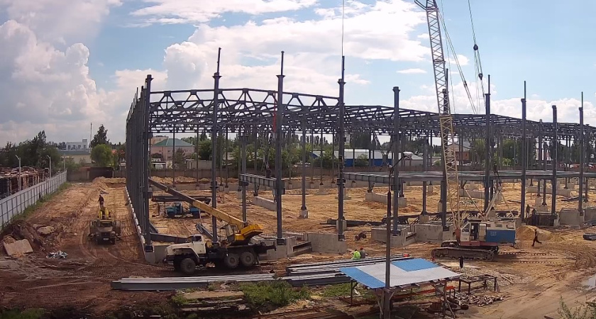 В Воронеже на объекте крупной компании рухнул грузовик со строительным краном