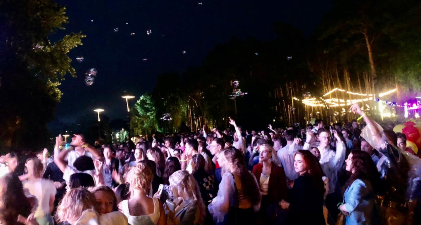 На Общегородской выпускной в Воронеже участников пускали со штрих-кодом и без маски