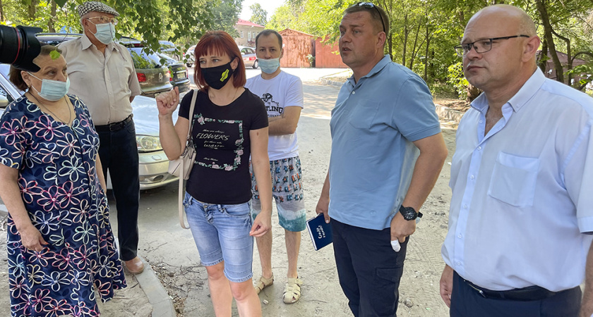 Управление ЖКХ совместно с ОНФ проверили благоустраеваемые дворы в Воронеже