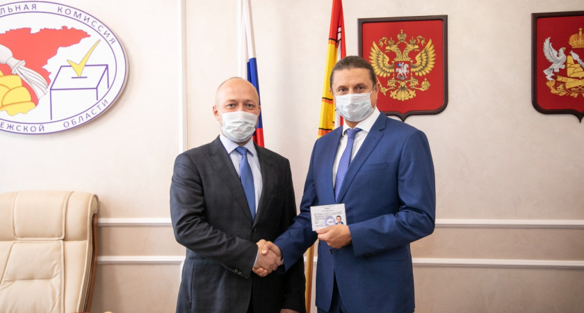 Воронежский парламентарий Сергей Чижов получил удостоверение кандидата в депутаты Государственной Думы восьмого созыва