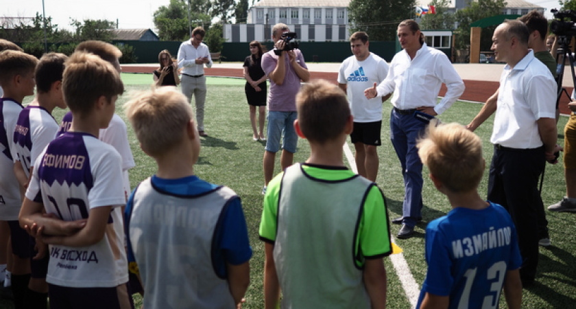 Сергей Чижов проинспектировал спортивные объекты в Репьевском районе Воронежской области 