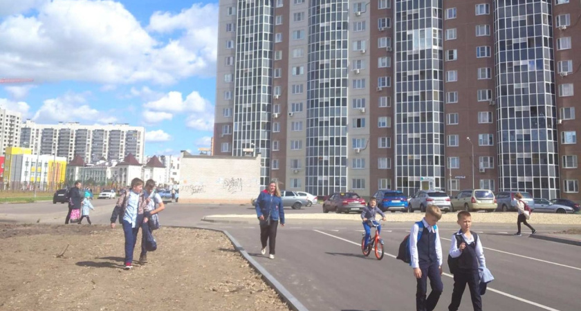 Воронежский депутат ГД Сергей Чижов добился обустройства дороги у школы в Шилово