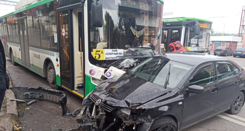 В ДТП с автобусом в Воронеже пострадала 38-летняя пассажирка