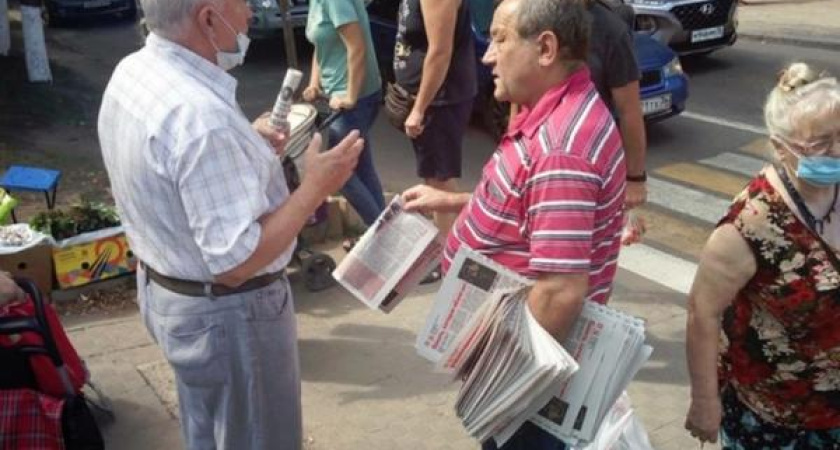 Бывшего главного воронежского коммуниста отправили раздавать газеты на Птичий рынок