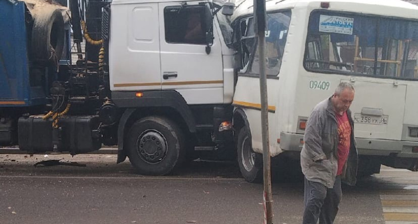 В Воронеже попала в аварию очередная маршрутка