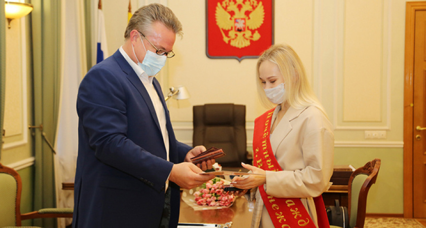 Вадим Кстенин вручил Ангелине Мельниковой самую высокую награду Воронежа