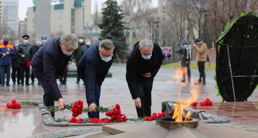 Мэр Воронежа возложил цветы к могиле Неизвестного солдата 