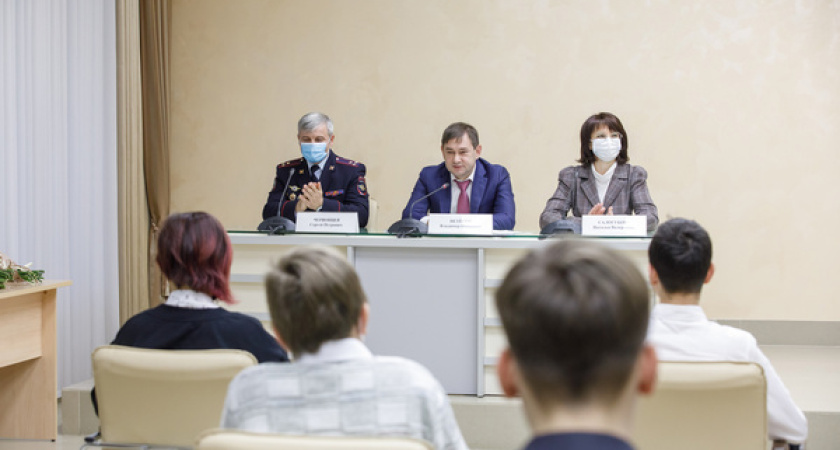 Юным воронежцам торжественно вручили паспорта в Воронежской областной Думе