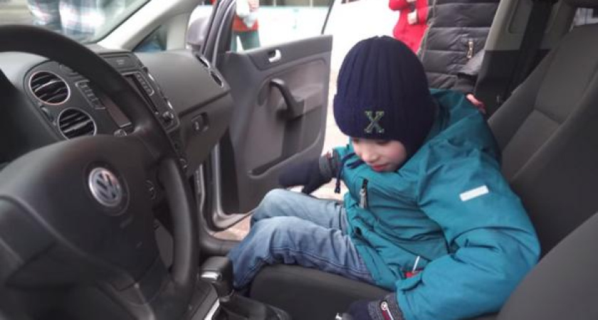 Популярный московский блогер подарил иномарку матери ребенка-инвалида из Воронежа