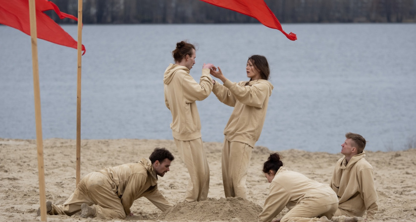 Танцевальная группа Камерного театра в Воронеже провела перформанс для премии «Золотая Маска»