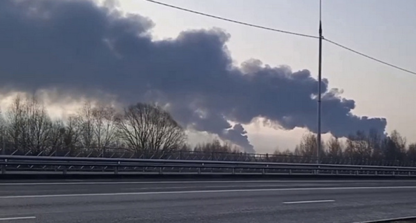 Спасателей из Воронежской области привлекли для ликвидации пожара на брянской нефтебазе