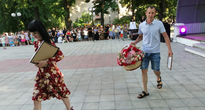 На Дне молодежи в Семилуках чествовали лучших специалистов города