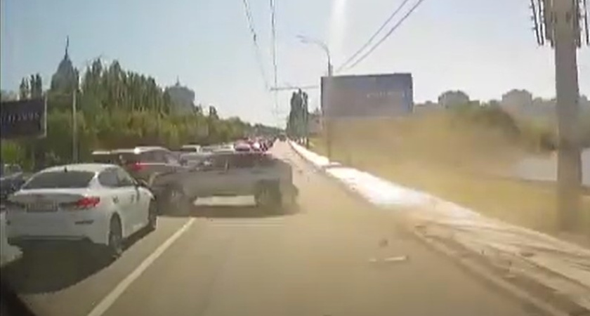 Водитель, устроивший массовое ДТП на выделенной полосе, избежал  наказания