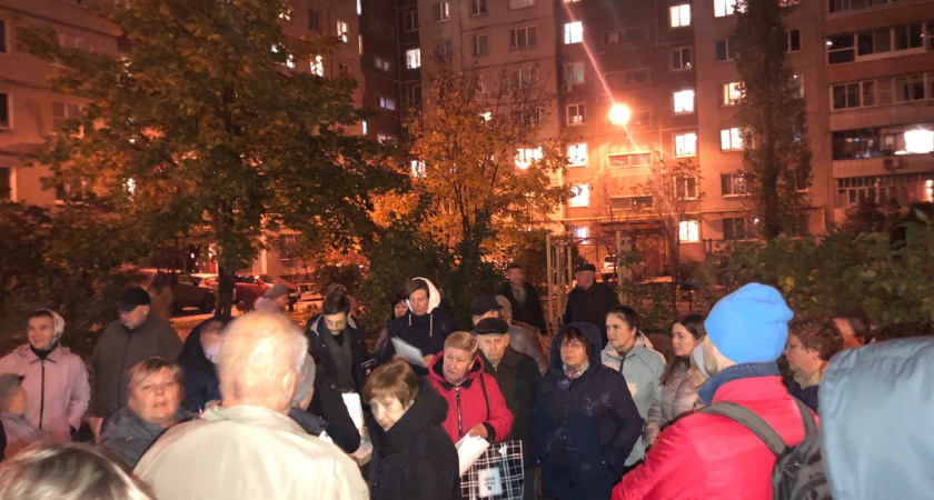 Жителей Воронежа на Путиловской решили «задобрить» детской площадкой