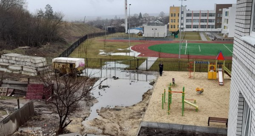 Стадион новой школы за 660 млн рублей в Семилукском районе залила канализация