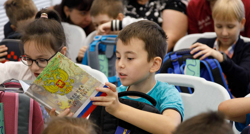 Депутаты Воронежской областной Думы передали детям из ЛДНР школьные принадлежности