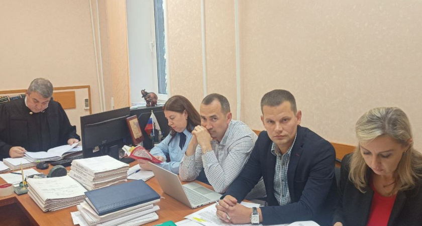 Обвиняемый в избиении женщины экс-полицейский не смог добиться передачи дела другому судье