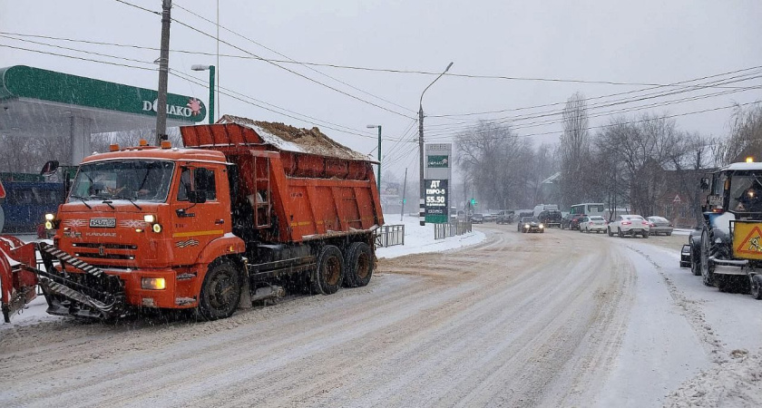 Снегоуборочная техника ведёт очистку улично-дорожной сети города