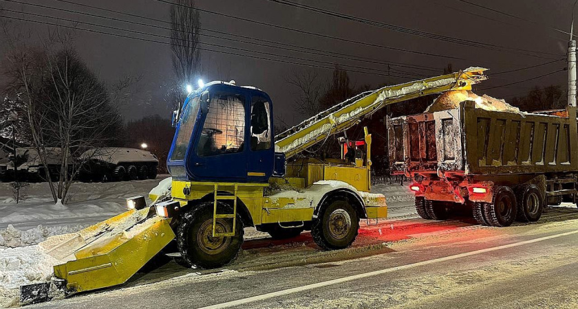Коммунальные службы Воронежа продолжают очистку улиц от снега