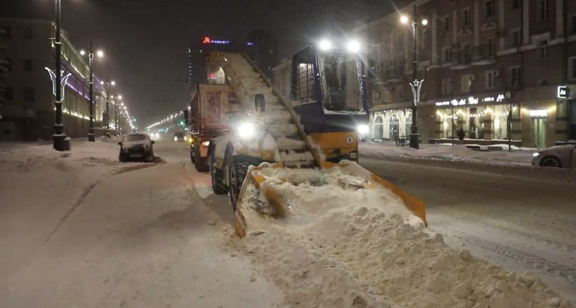 Ночью центр Воронежа от снега расчищали 70 единиц спецтехники 