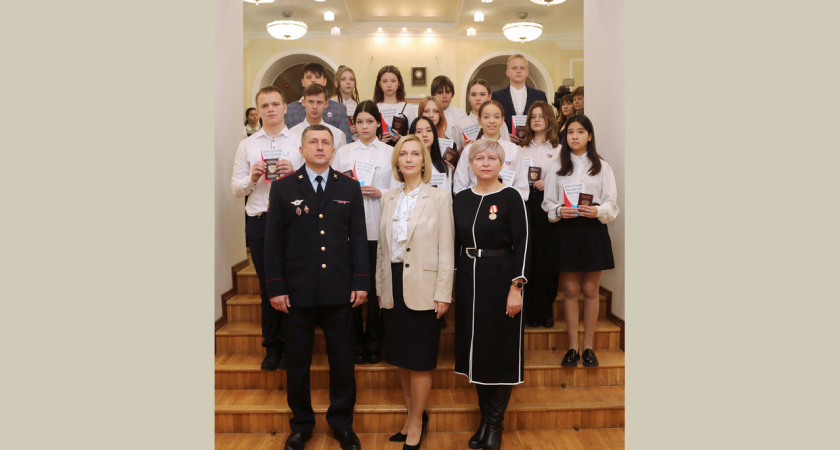 Юным воронежцам вручили их первые паспорта в День Конституции