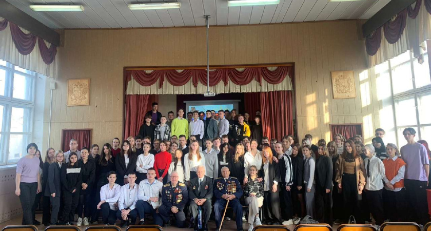 Воронежским старшеклассникам рассказали о героизме и воинском долге 