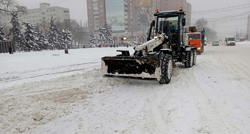 Бороться со снегом в Воронеже привлекли технику от Военно-воздушной академии