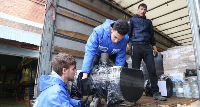 «Единая Россия» доставила более 82 тыс. тонн гумпомощи в новые регионы и на фронт