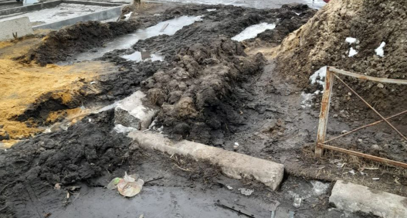 Воронежцы утопают в грязи в ожидании автобуса на остановке «Ботанический сад»