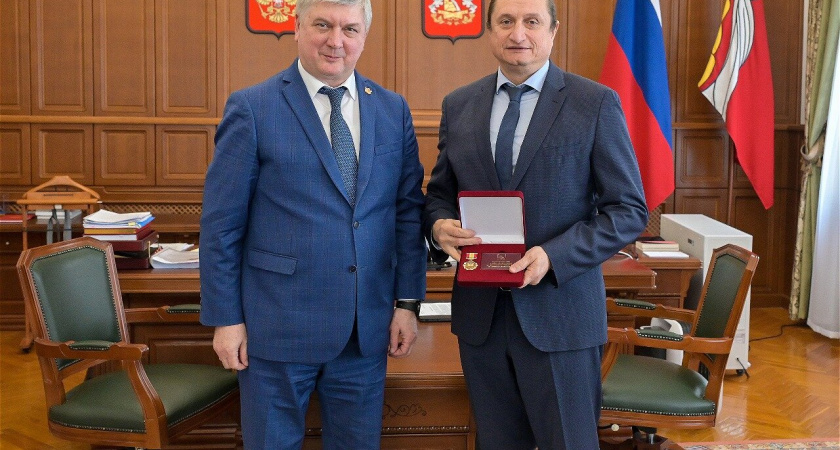 Глава региона наградил воронежского депутат Сергея Чижова почетным знаком за профессионализм 