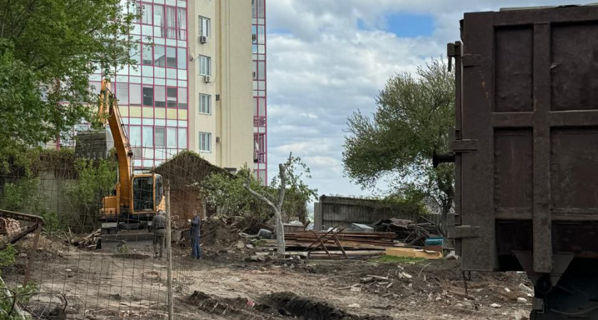 «Фантомная» стройка в Воронеже: кто ведет работы на переулке Бауманский?