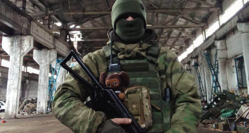 «Когда мы видим врага в прицеле, всегда стараемся оставаться равнодушными»: разговор со снайпером, сражающимся на СВО