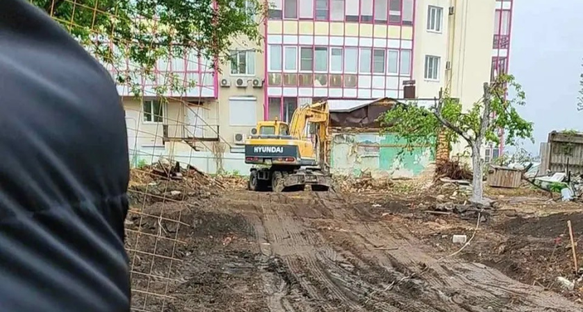 Таинственный подрядчик все же строит дом без разрешения властей в центре Воронежа?