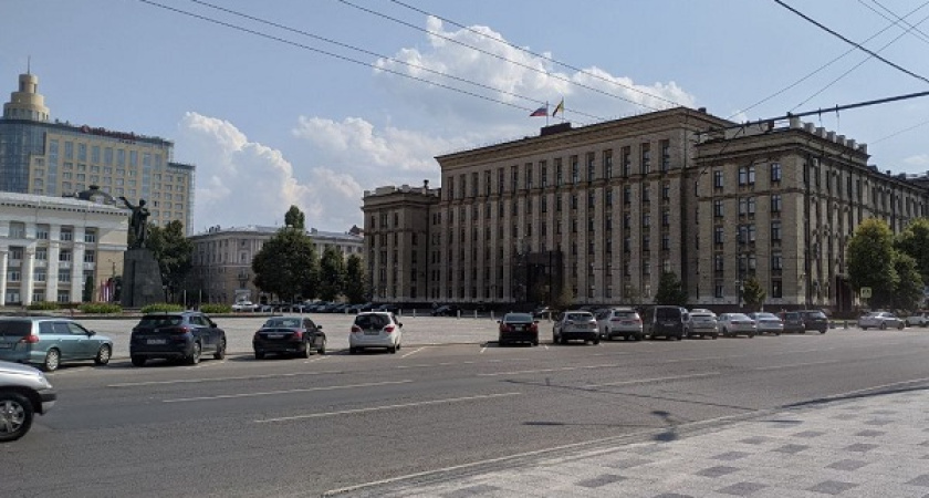 За год на уборку территории возле воронежского правительства потратят 3,3 млн рублей