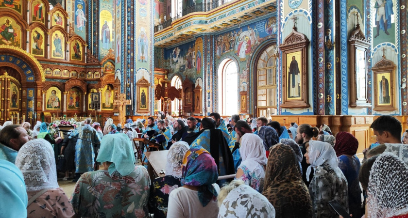 К Казанской иконе Божией Матери второй день не иссякают очереди в Воронеже: фоторепортаж 