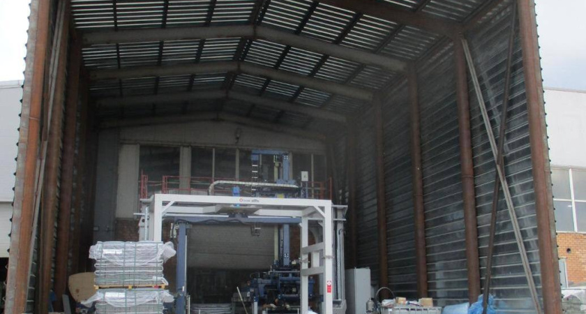 Рабочего насмерть придавило пакетировщиком в Воронежской области