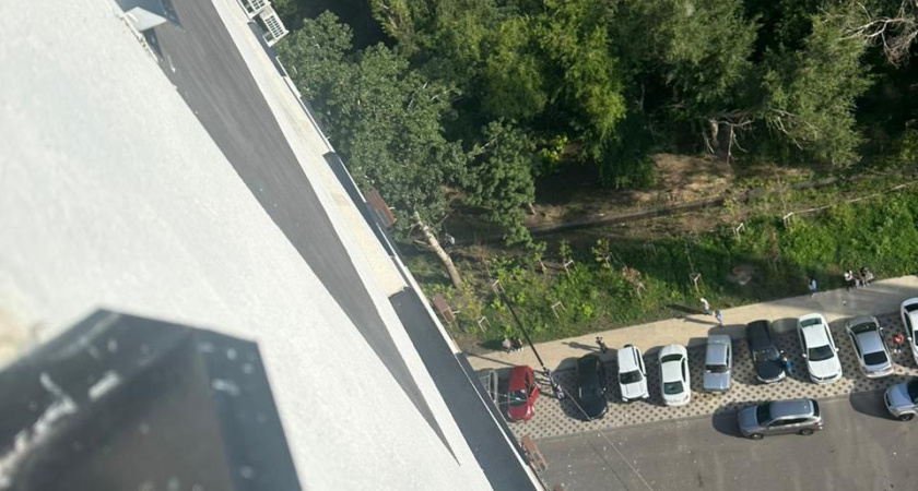 Мэрия и спецслужбы работают на местах падения БПЛА в Воронеже 