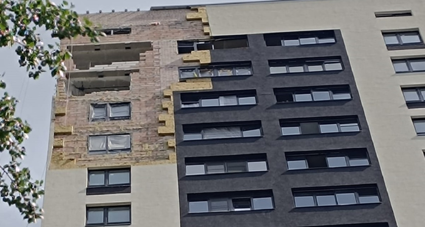 Фасад дома, пострадавшего от удара беспилотника в Воронеже, начали восстанавливать: фото
